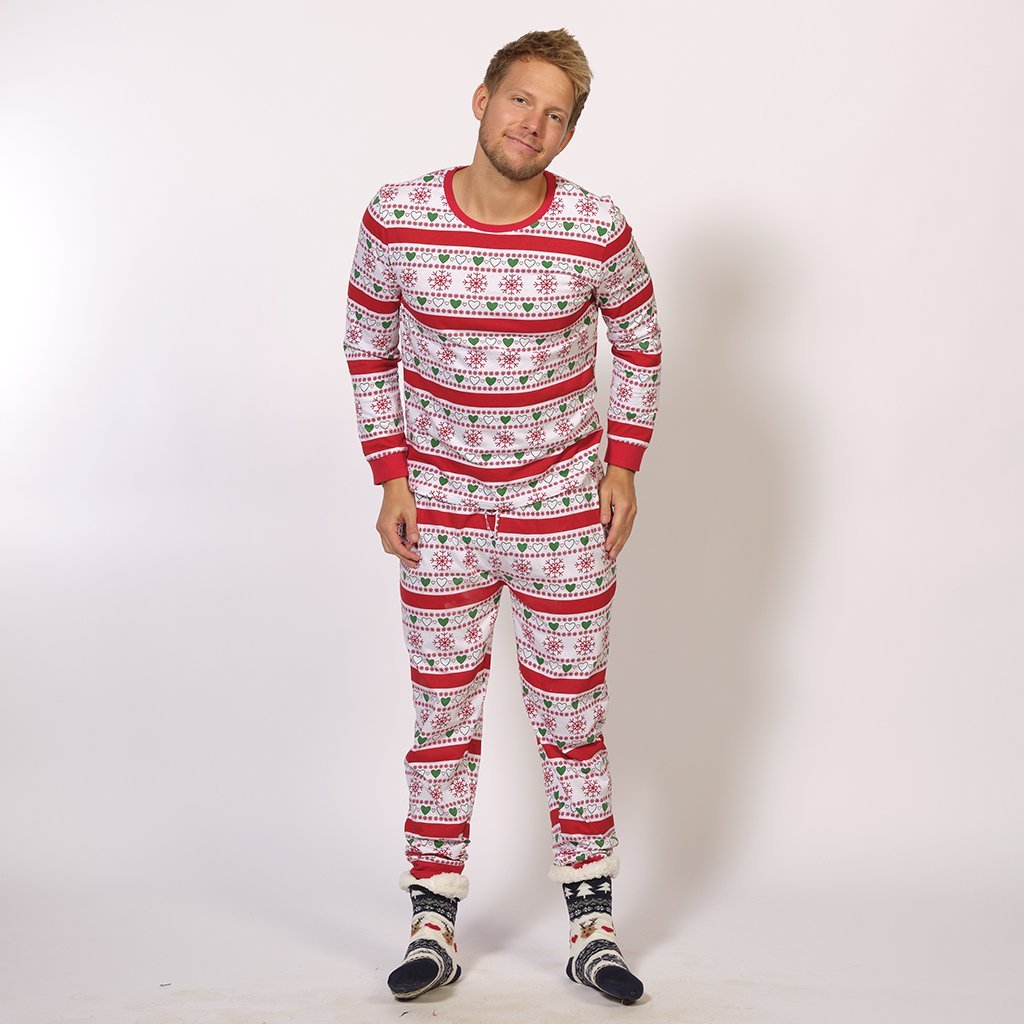Ein Mann in einem rot-weiß gestreiften Weihnachtspyjama.